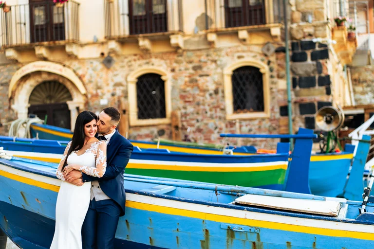 Location matrimonio Catania: allestimento elegante all'aperto in una villa storica siciliana fotografato da Rosario Spadaro.